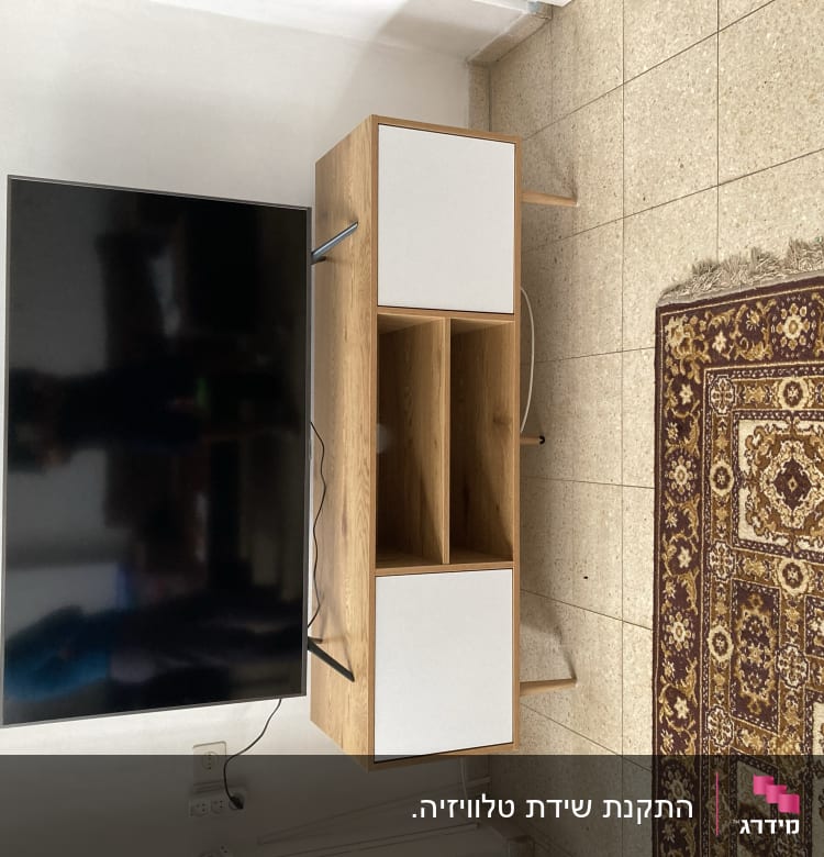 טלוויזיה תלויה על הקיר עם כבלים חשמליים